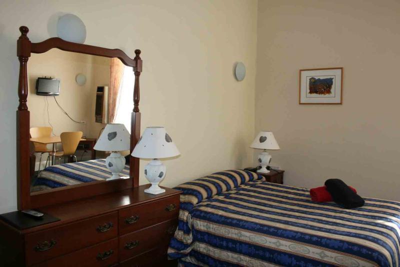 Alpine Heritage Motel Goulburn Bagian luar foto