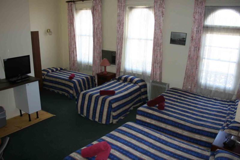 Alpine Heritage Motel Goulburn Bagian luar foto